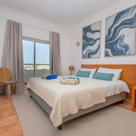 Sea-view 2br With Pool Near Porto De Mos